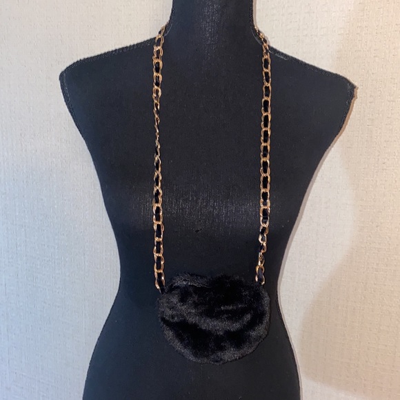 Beautees Knitworks - Gold Chain Fashion Faux Fur Purse / Necklace - Picture 6 of 8